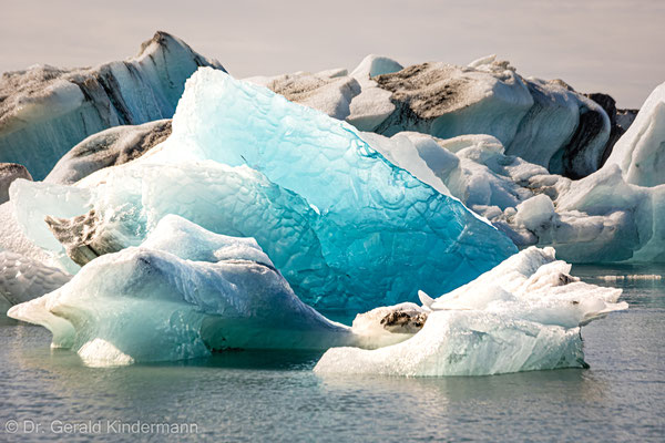 Die Eisberge treiben durch einen schmalen Durchlass ins Meer