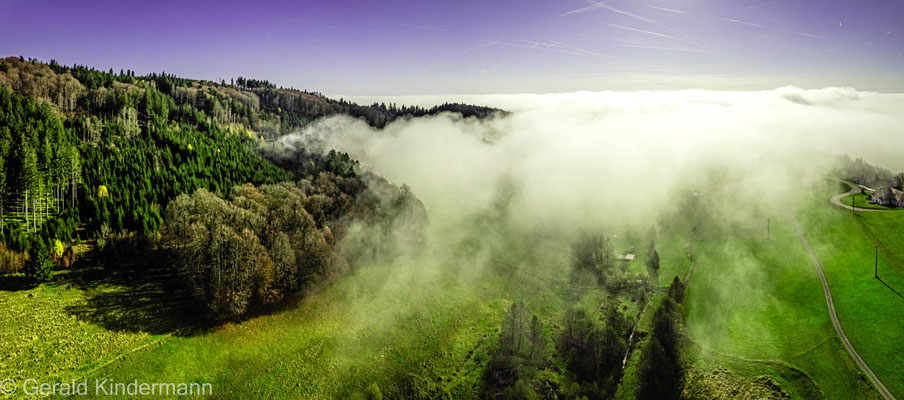 Nebel zieht vom Rheintal ins Bergland