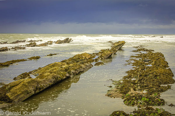 Felsen im Hafen von Cove