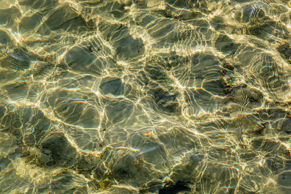 Lichtreflexe auf dem Wasser