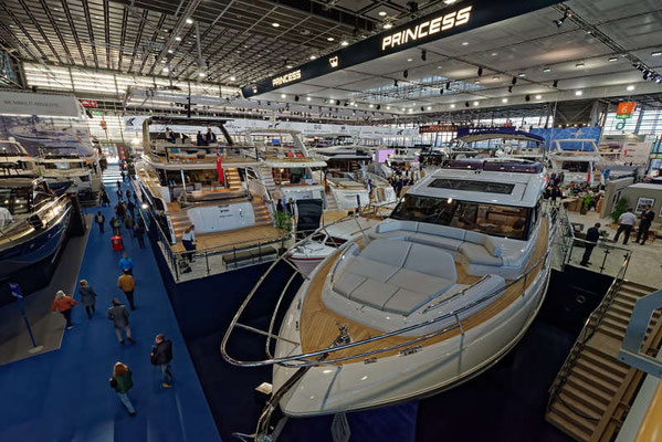 In Halle 6 kann man von oben auf die Superyachten blicken