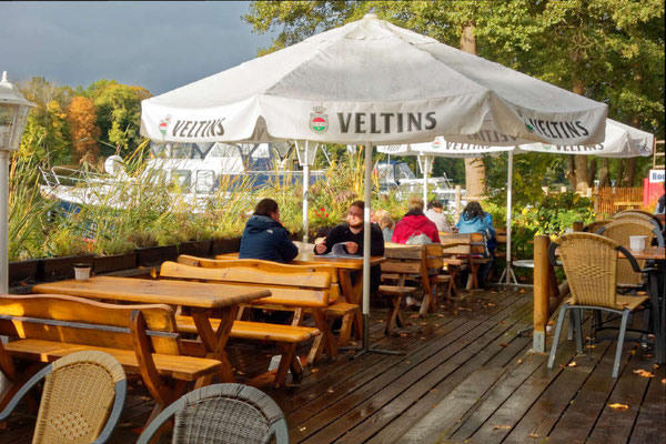 Es lohnt sich, die Marina Boot & Mehr am kleinen Pälitzsee anzusteuern, hier reicht der Biergarten bis zum Boot