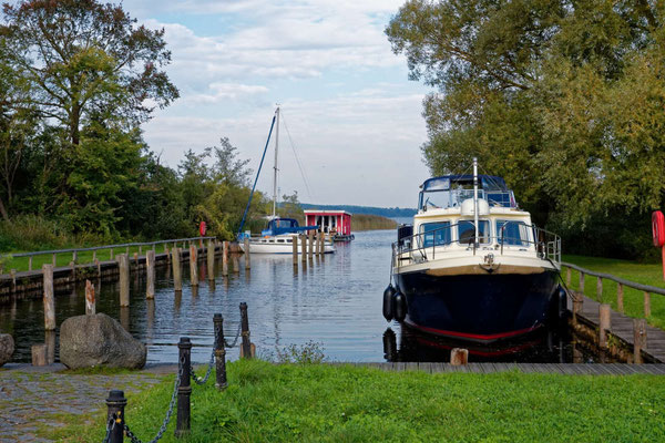 Der Naturhafen von Wesenberg liegt sehr zentral zum schönen Ort