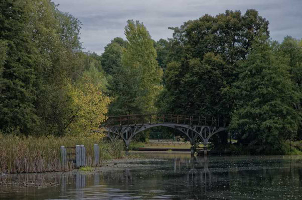 Die geschichtsträchtige Teufelsbrücke am Messingwerkhafen