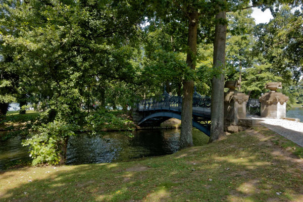 Gleich daneben die romantische Brücke zur kleinen "Liebesinsel"