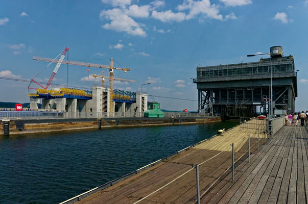 Die obere Einfahrt. Links im Hintergrund der Neubau.