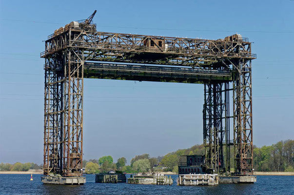 Der Rest der ehemaligen Eisenbahnhubbrücke von Karnin