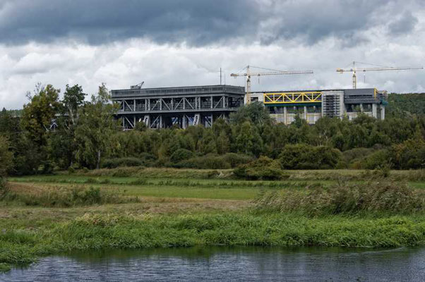 Blick auf das Schiffhebewerk und den Neubau