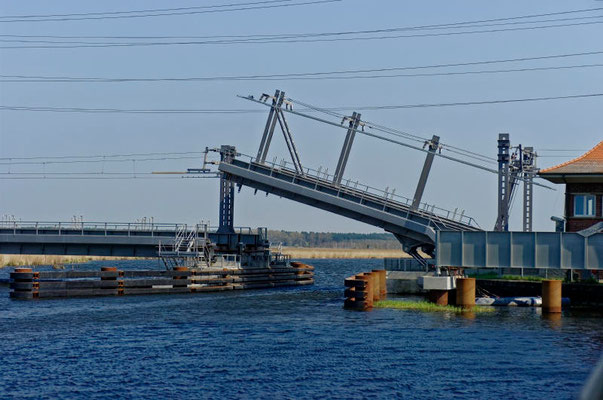 Die Eisenbahnklappbrücke bei Anklam