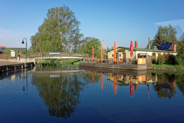 Der ruhige Hafen bietet eine Hafenbar mit Terrasse