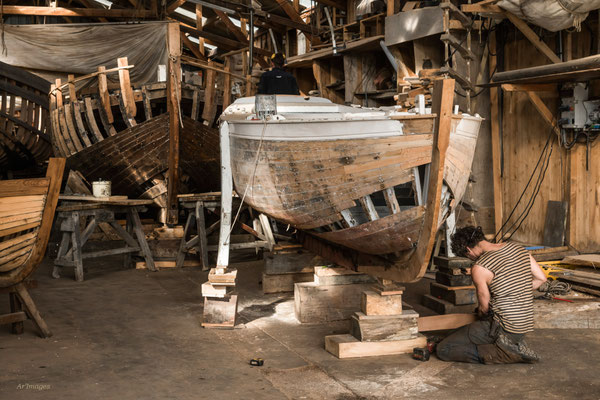 2025-034 _ A Landéda (29), le chantier Beg ar Vil restaure les bateaux des abers _ 100 * 150 cm _ 150 €___ VENDUE