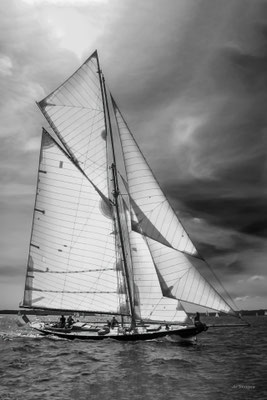 2025-113 _ Pen Duick, le cotre mythique d’Éric Tabarly, La Trinité-sur-Mer (56) _ 40 * 60 cm _ 45 €__ VENDUE 