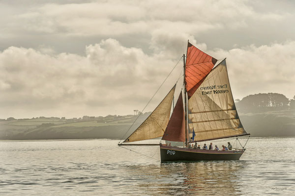 2025-055 _ Le homardier paimpolais Enez Koalen en baie de Douarnenez (29) _ 80 * 120 cm _ 100 € ___ VENDUE