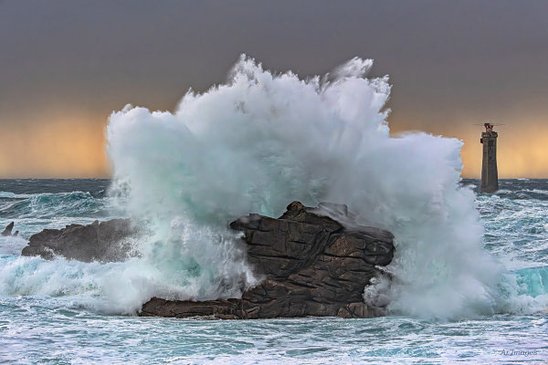 2026-75 _ Vague à Ouessant (29) _ 40 x 60 cm _ 50 €