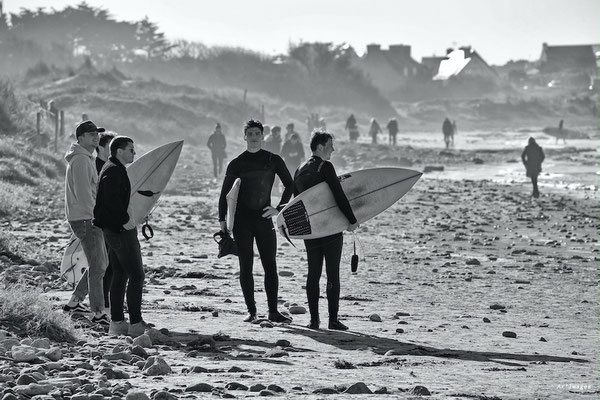 2021-08__Surfeurs__Pointe de la Torche, Plomeur (29)__80 x 120 cm__50 €