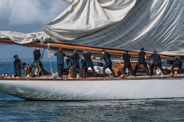 2025-021 _ L'équipage de Mariquita hisse la grand voile en baie de St Malo (35) _ 100 * 150 cm _ 150 € 