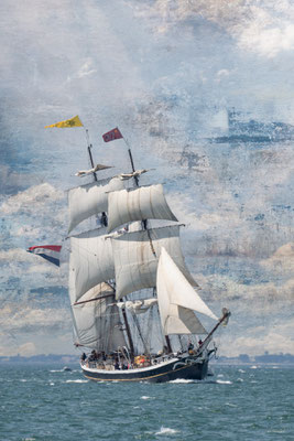2025-017 _ Le Morgenster, Fête du Golfe (56) _ 100 * 150 cm _ 150 €___RESERVEE