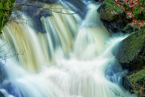 2026-127 _ Cascade du Trevelo (56) _ 40 x 60 cm _ 50 €