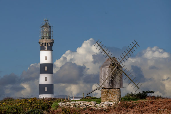 2026-57 _ Moulin et Phare du Créac'h, Ouessant (29), Hiver _ 80 x 120 cm _ 100 €
