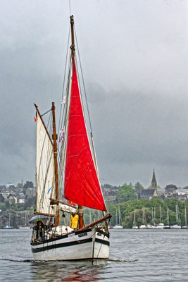 2025-067 _ Gwened sous la pluie. Vilaine en fête 2024, La Roche-Bernard (56) _ 60 * 90 cm _ 70 €