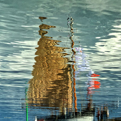 2025-028 _ Réflexion marine, le Corbeau des Mers, Port du Logeo, Sarzeau (56) _ 100 * 100 cm _ 100 € (exposée capitainerie LRB)