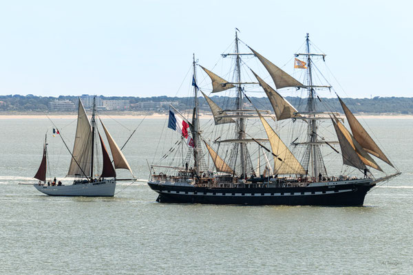2025-049 _ Le Belem et Biche en rade de Saint Nazaire (44) _ 80 * 120 cm _ 100 €___ VENDUE