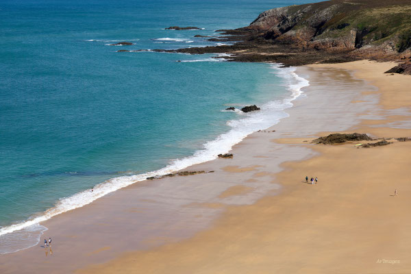 2026-129 _ Une plage en été, Cap d'Erquy (22) _ 40 x 60 cm _ 50 €