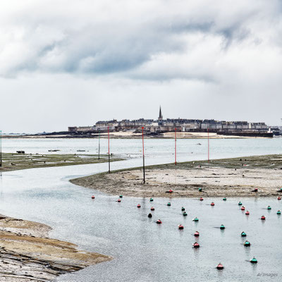 2024-85_Vue sur St. Malo__35 – St. Malo__50 x 50_cm__50 €__KERKALON