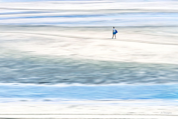 2026-60 _ Seule sur la plage, Brignognan (29), Eté _ 80 x 120 cm _ 100 €
