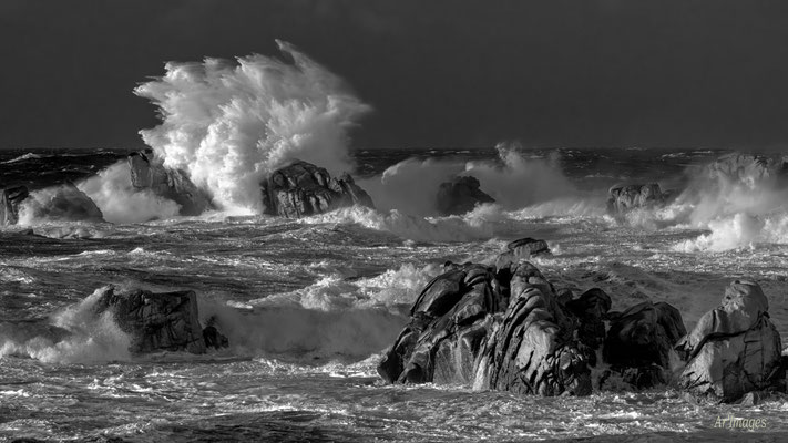 2026-106 _ Vagues d’hiver, Ouessant (29) _ 34 x 60 cm _ 50 €