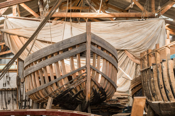 2025-058 _ Restauration de bateau goëmonier au chantier de Beg ar Vil à Landéda (29) _ 80 * 120 cm _ 100 €  VENDUE