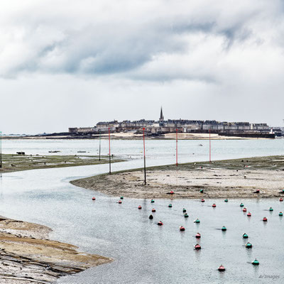 2024-85_Vue sur St. Malo__35 – St. Malo__50 x 50_cm__50 €