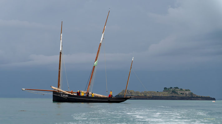 2025-063 _ La Cancalaise au mouillage, Cancale (35) _ 100 * 178 cm _ 180 €___ VENDUE