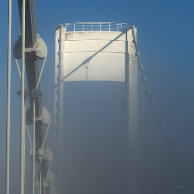 2026-140 _ Le pont sort de la brume, La Roche-Bernard (56) _ 50 x 50 cm _ 50 €