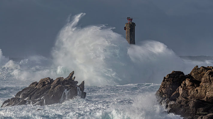 2026-40 _ Vague sur le phare de Nividic, Ouessant (29), Hiver _ 84 x 150 cm _ 150 €