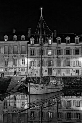 2025-137 _ La Boréale en sommeil,, harenguier construit en 1920, port de Vannes (56) _ 40 * 60 cm _ 45 €