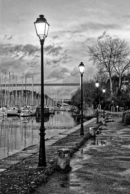 2024-13_Un soir de pluie__56 – Quai de la Douane, La Roche-Bernard__100 x 150_cm__150 €_VENDUE