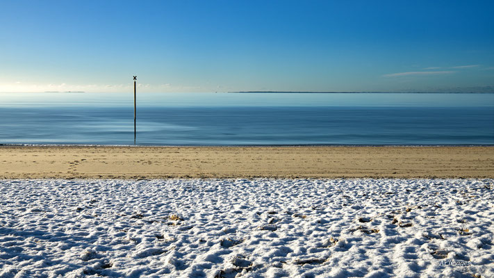 2026-43 _ Sur la plage abandonnée…gelée blanche, Arzon (56), Hiver _ 84 x 150 cm _ 150 €