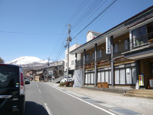 ４　昔、湯殿山参詣の旅籠として栄えた志津温泉旅館入口右手がえびすやさん