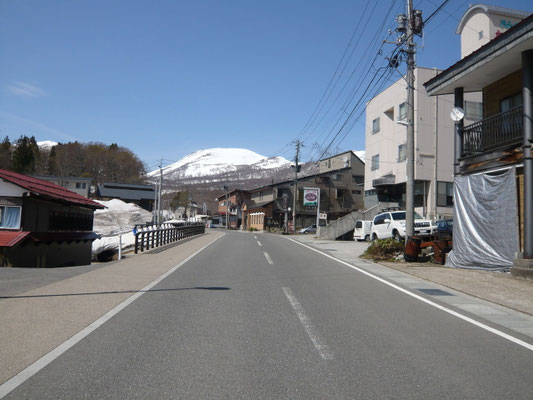 ５　志津から真っ直ぐ前に目的地である美しい月山、姥が岳ゲレンデが望めます