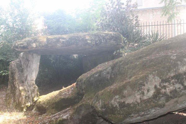 Dolmen dit Le Pavé de Saint-Lazare (L'Île Bouchard) nous remercions la propriétaire des lieux pour son accueil.