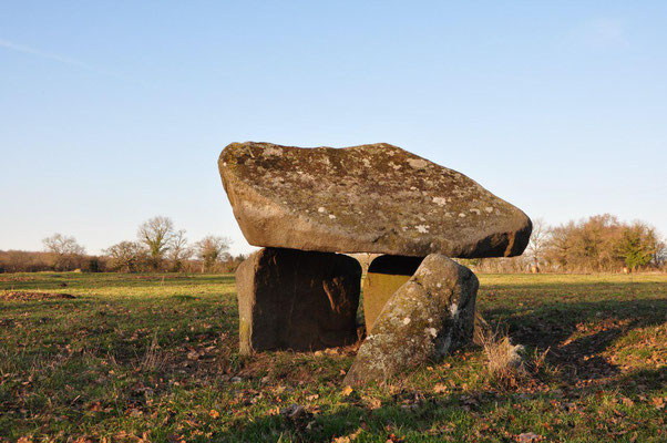 Dolmen dit la Pierre Levée (Lathus-Saint-Rémy)