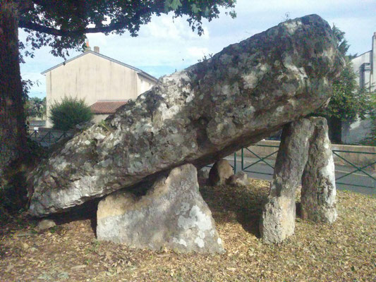 Dolmen de la Pierre Levée (Poitiers)