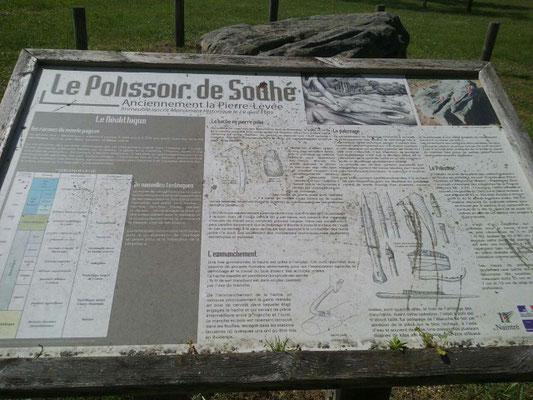 Menhir-polissoir de Souhé (Naintré), monolithe ayant d'abord servi de polissoir avant d'être dressé comme menhir à une époque ultérieure.