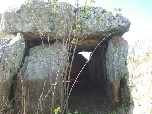 Dolmen de Maranzais (Taizé)