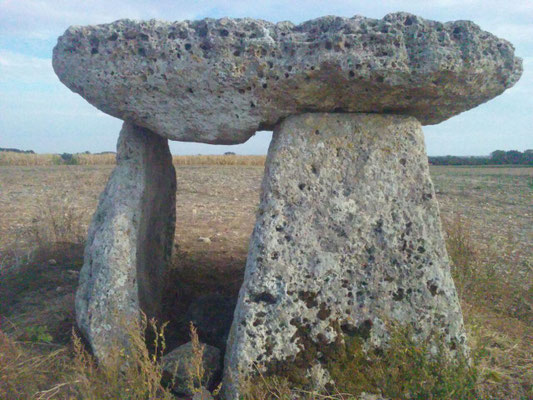 Dolmen dit la Pierre-Levée (Ardillières)