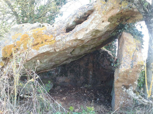 Dolmen dit la Pierre de Moque Chain (Taizé)