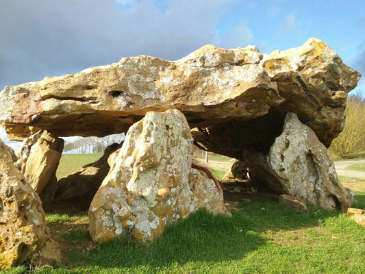 Dolmen dit La Pierre Levée (Neuville-de-Poitou)
