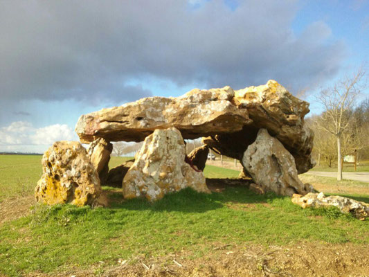 Dolmen dit La Pierre Levée (Neuville-de-Poitou)