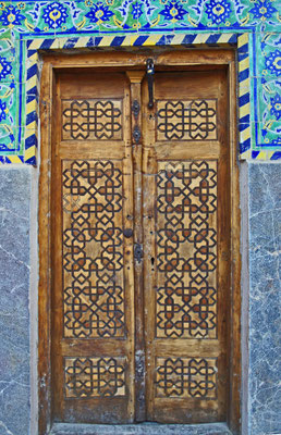 Je länger man vor der Tür zögert, desto fremder wird man. (Kafka) (Isfahan - Iran)